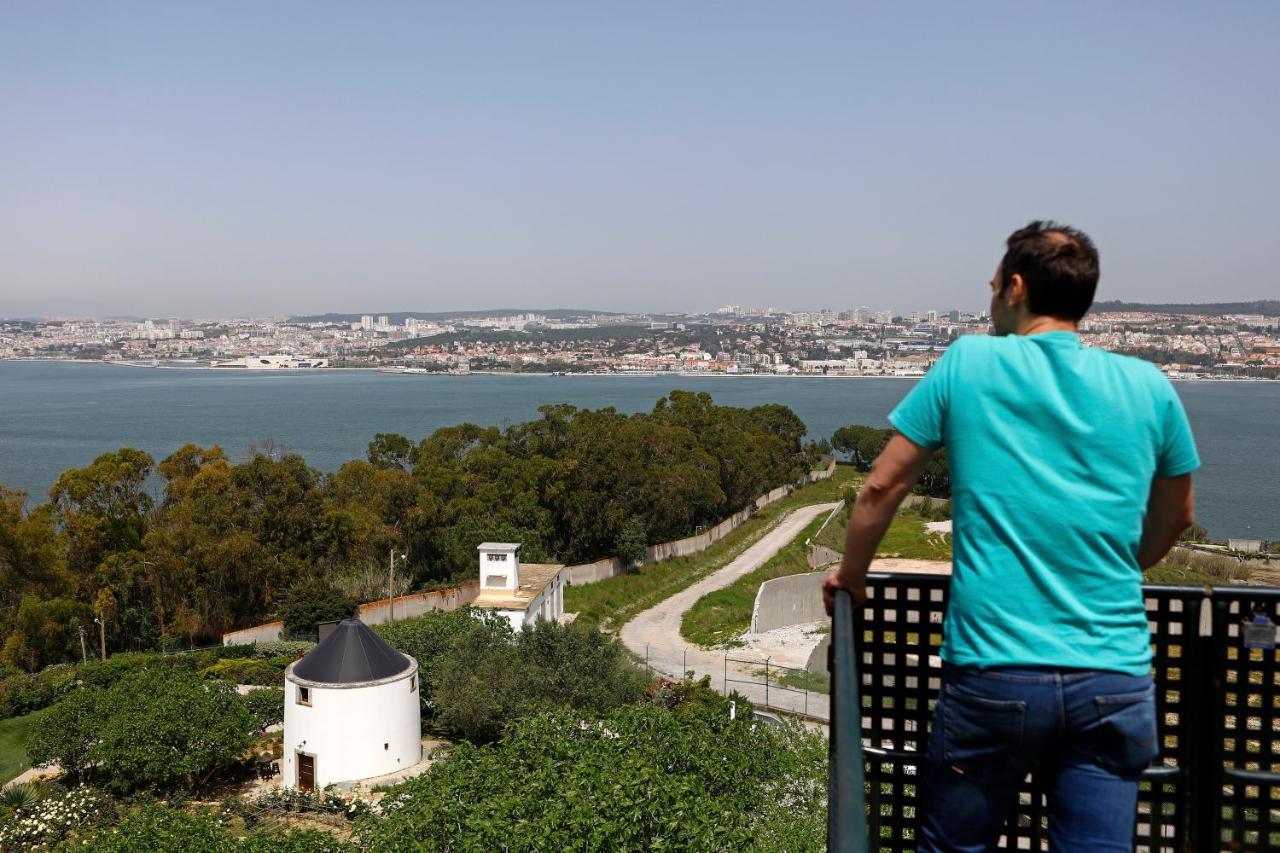 Bed and Breakfast Olá Belém! Cozy Windmill, Stunning views to Lisboa Caparica Exterior foto